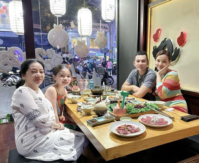 Phương Trinh Jolie để mặt mộc, mặc kín hẳn sau 3 tháng có thai-2