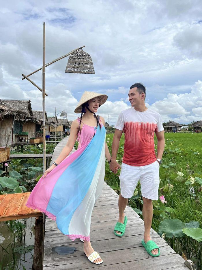 Phương Trinh Jolie để mặt mộc, mặc kín hẳn sau 3 tháng có thai-5