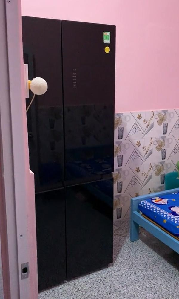 Mua tặng bà xã tủ lạnh xịn, chồng giật mình thứ vợ cất bên trong-1