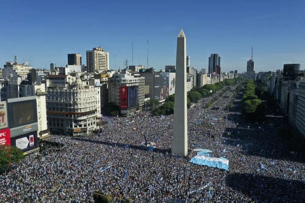 Nghẹt thở biển người mừng Messi và Argentina vô địch World Cup-1