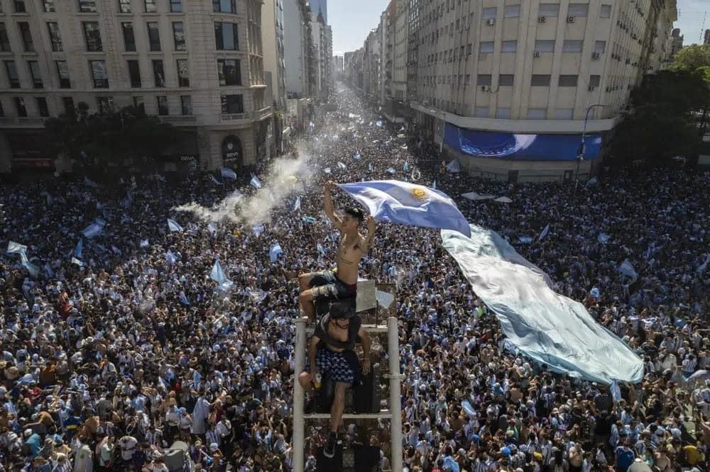 Nghẹt thở biển người mừng Messi và Argentina vô địch World Cup-3