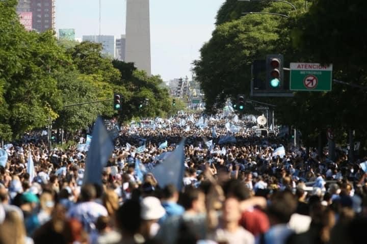 Nghẹt thở biển người mừng Messi và Argentina vô địch World Cup-11