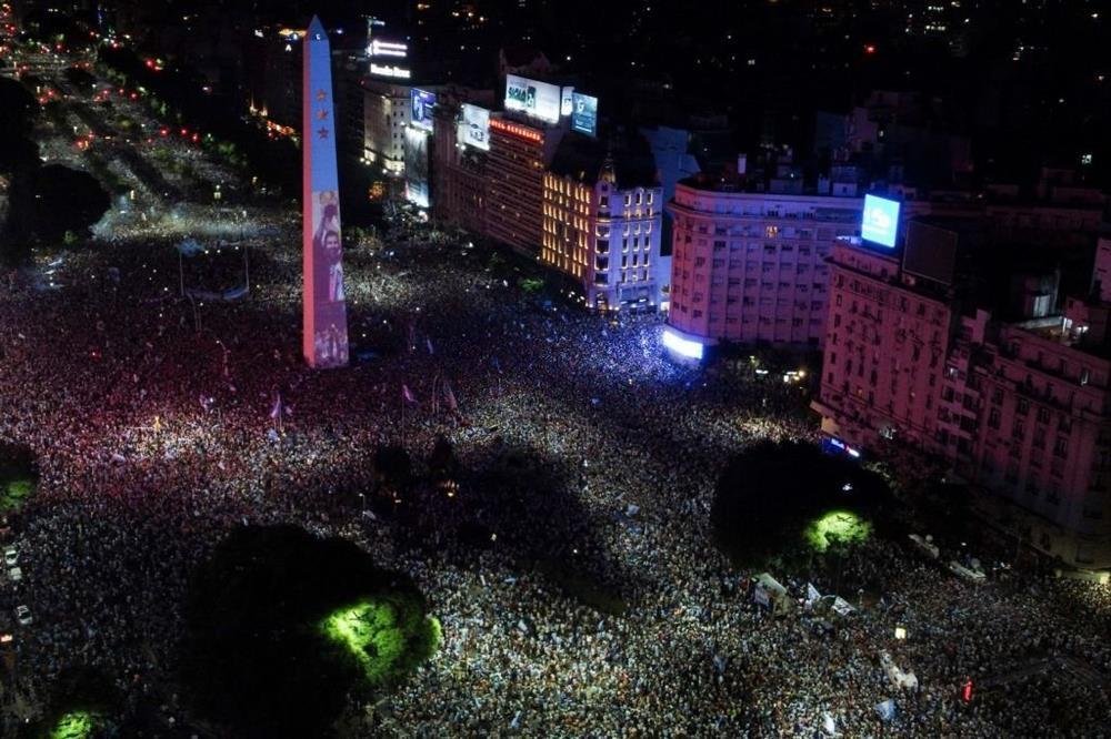 Nghẹt thở biển người mừng Messi và Argentina vô địch World Cup-19