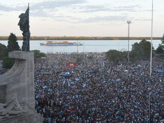 Nghẹt thở biển người mừng Messi và Argentina vô địch World Cup-8