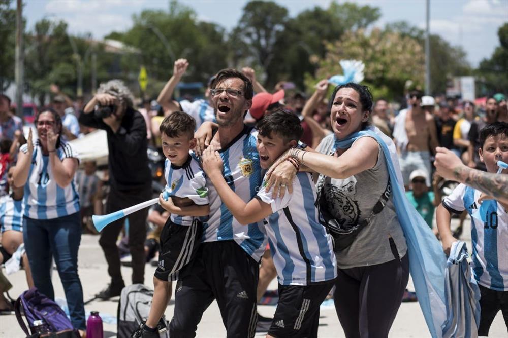 Nghẹt thở biển người mừng Messi và Argentina vô địch World Cup-10