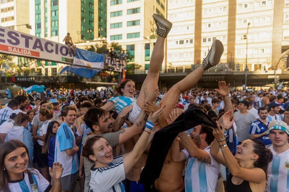 Nghẹt thở biển người mừng Messi và Argentina vô địch World Cup-15