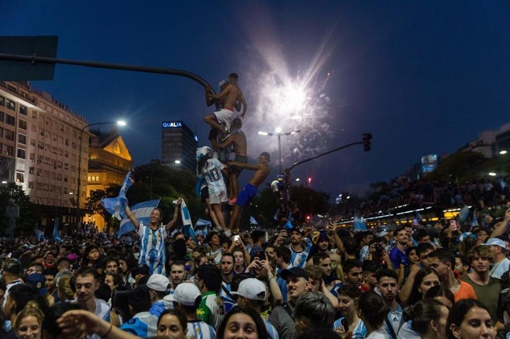 Nghẹt thở biển người mừng Messi và Argentina vô địch World Cup-16