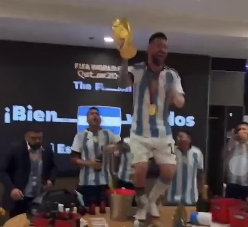 Thành viên tuyển Argentina cắm đầu thùng rác mừng ngôi vô địch-1