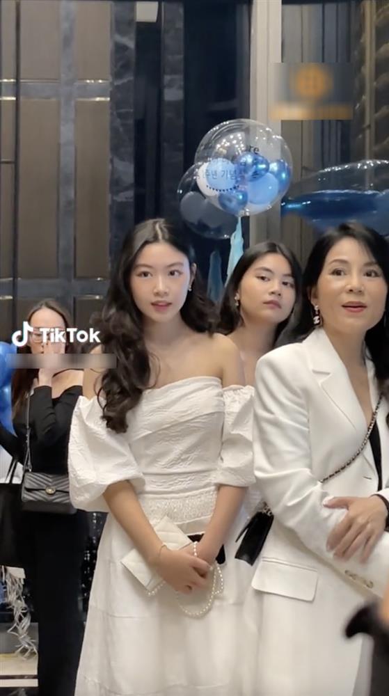 2 con gái nhà MC Quyền Linh cùng bị quay lén, nhan sắc thế nào?-2