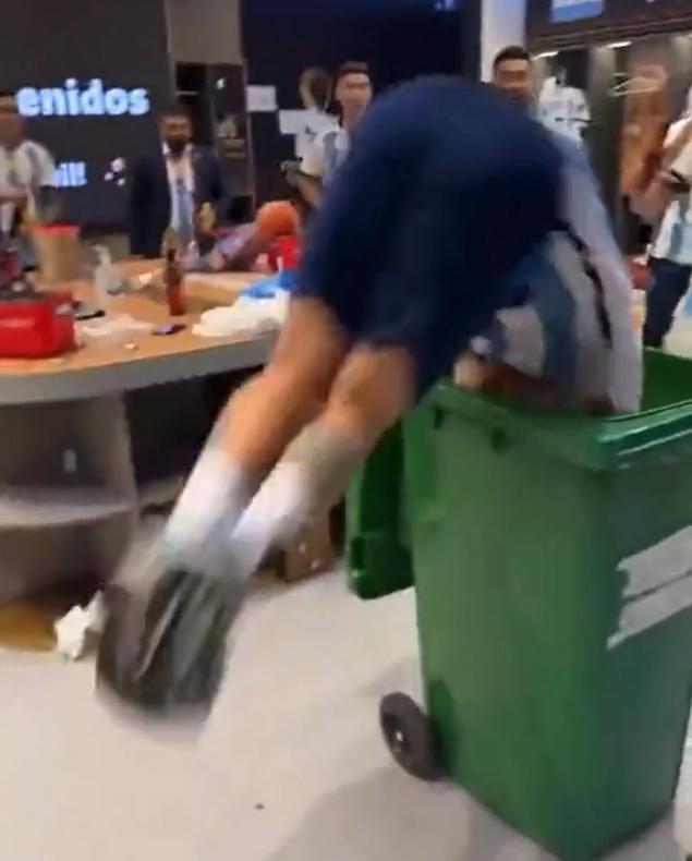 Thành viên tuyển Argentina cắm đầu thùng rác mừng ngôi vô địch-2