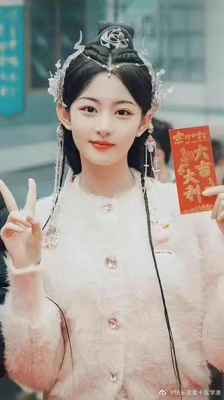 Không phải Bạch Lộc, Hứa Khải lộ ảnh nắm tay, hẹn hò với cô gái lạ-3