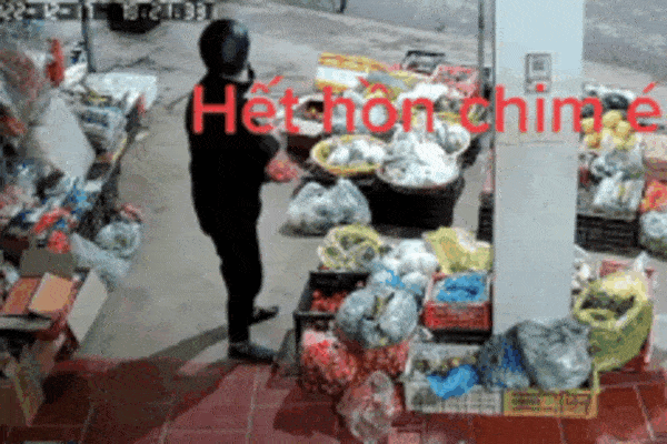 Clip: 'Hết hồn' xe lu ủi bay cửa hàng, khách cuống cuồng bỏ chạy