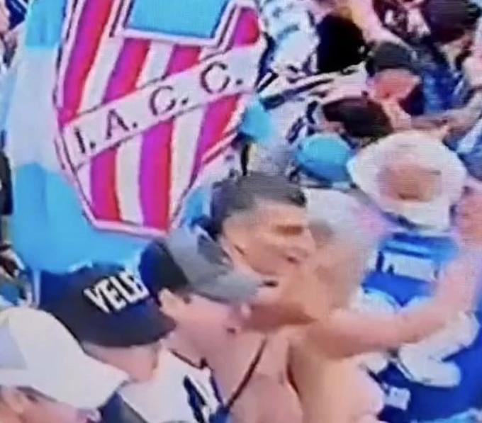 Nữ CĐV Argentina lột áo, để ngực trần ăn mừng tại Qatar-1