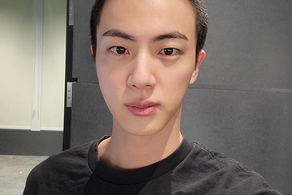 Jin (BTS) được khen đẹp trai trong ảnh mới nhất ở quân ngũ-4