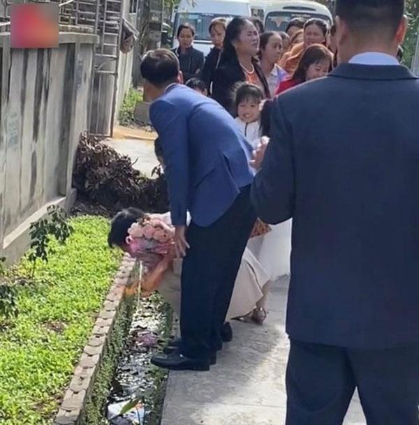 Cười đau ruột chú rể say xe, đến sát nhà gái vẫn liên tục gọi huệ-1