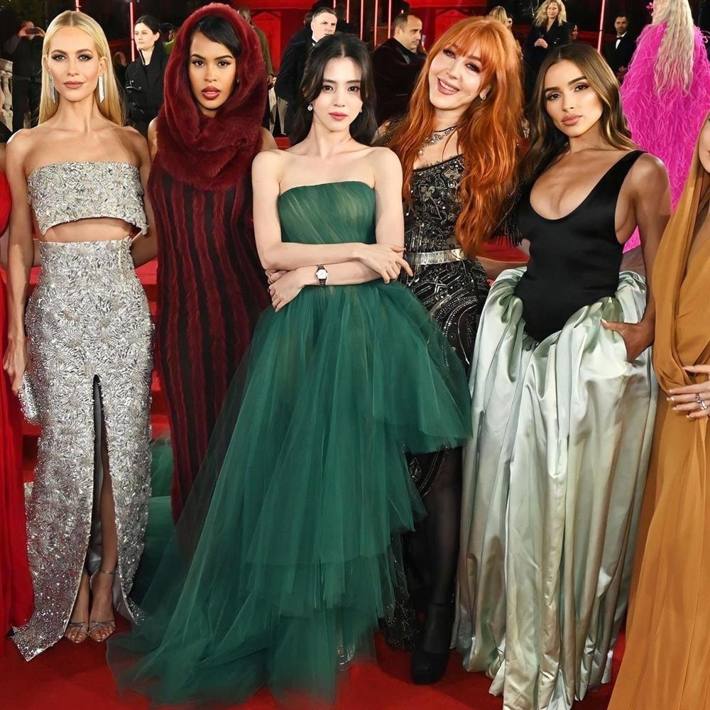 Han So Hee lần đầu lên thảm đỏ: Quê hết cỡ-3