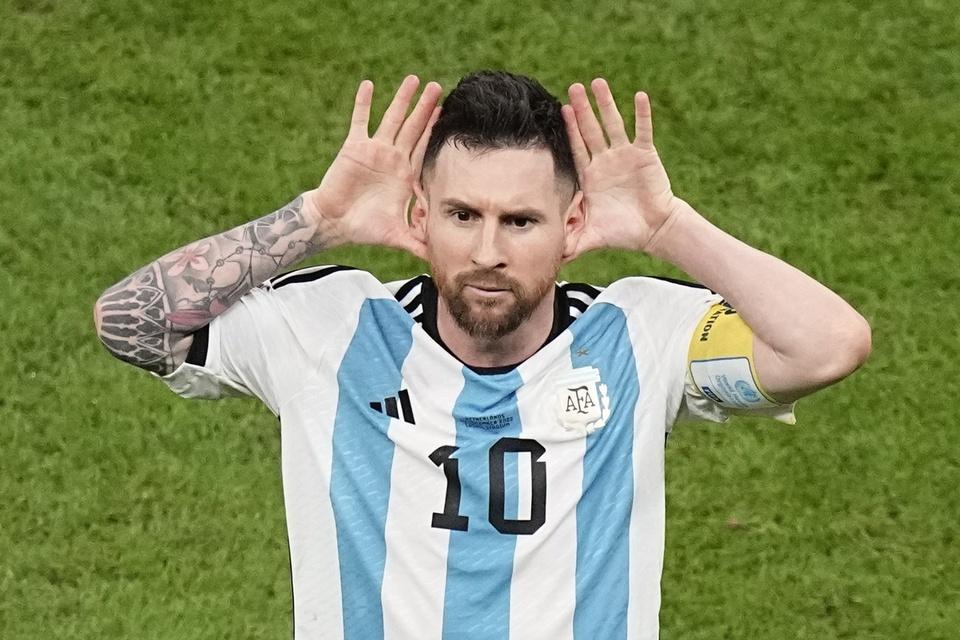Chiếc áo in câu nói nhìn gì, biến đi của Messi cháy hàng-1