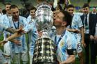 Messi thắng 3 ngôi sao bóng đá đương thời để giành 3 chức vô địch