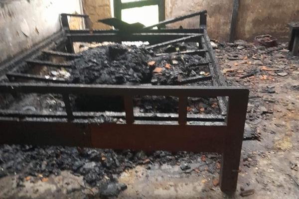 Đốt củi để sưởi ấm, cụ bà 98 tuổi chết cháy trên giường-1