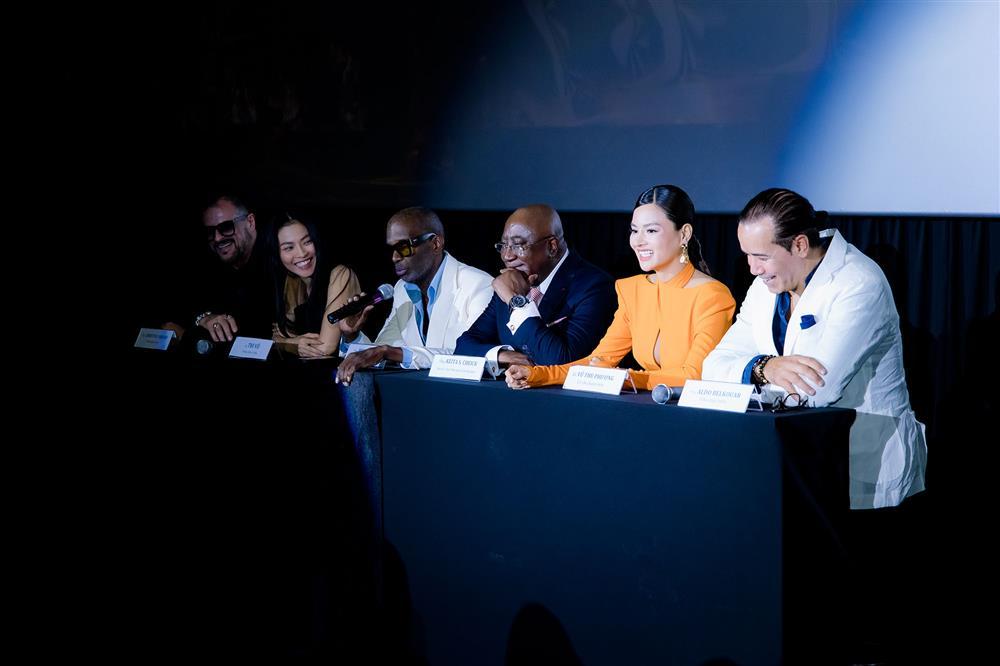 Vũ Thu Phương khom người chỉnh váy cho Miss Global 2022 giữa sự kiện-1