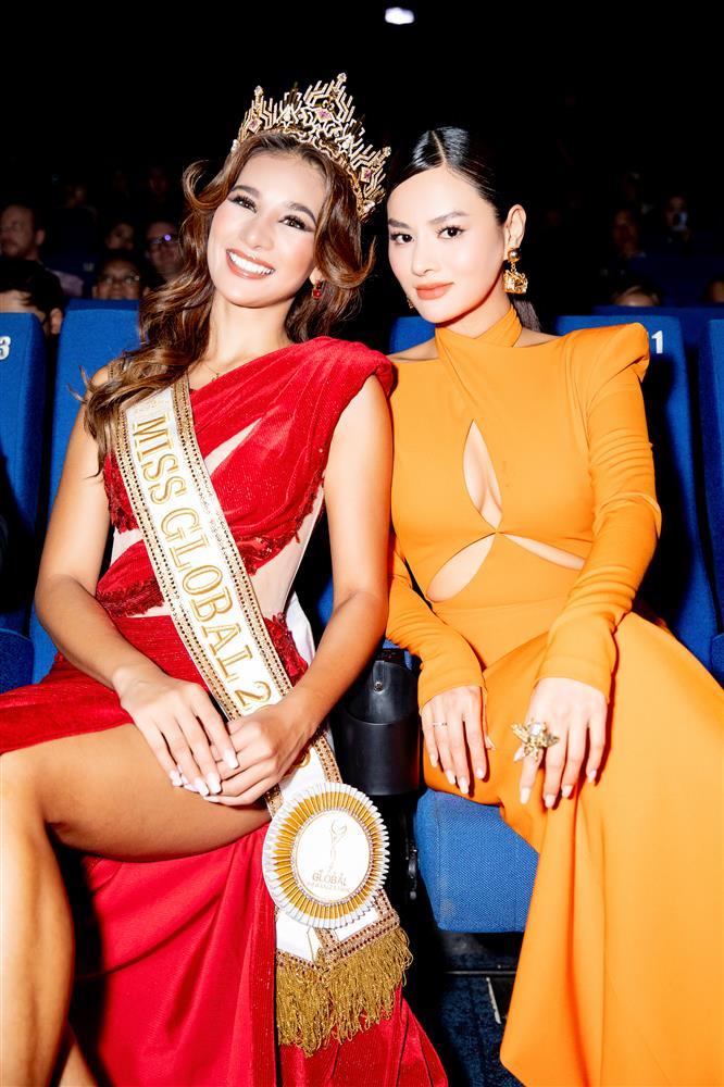 Vũ Thu Phương khom người chỉnh váy cho Miss Global 2022 giữa sự kiện-5