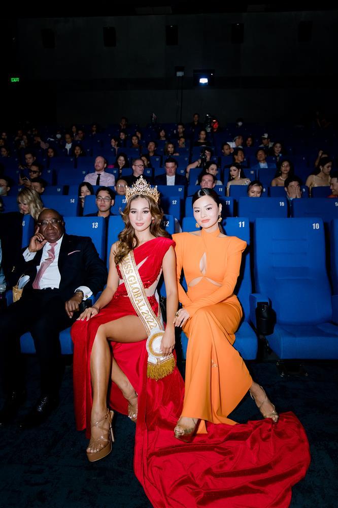 Vũ Thu Phương khom người chỉnh váy cho Miss Global 2022 giữa sự kiện-6