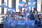Clip: Đoàn 'đặc biệt' hộ tống tuyển Argentina diễu hành mừng vô địch
