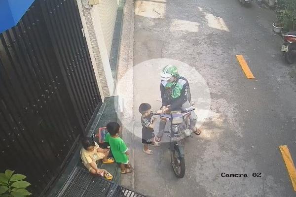 Thanh niên lột lắc vàng trên tay bé trai 4 tuổi-2