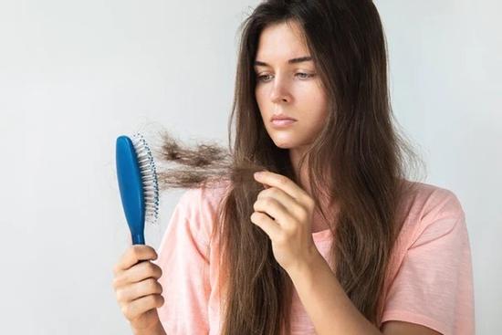 4 thói quen khiến tóc ngày càng rụng tơi tả