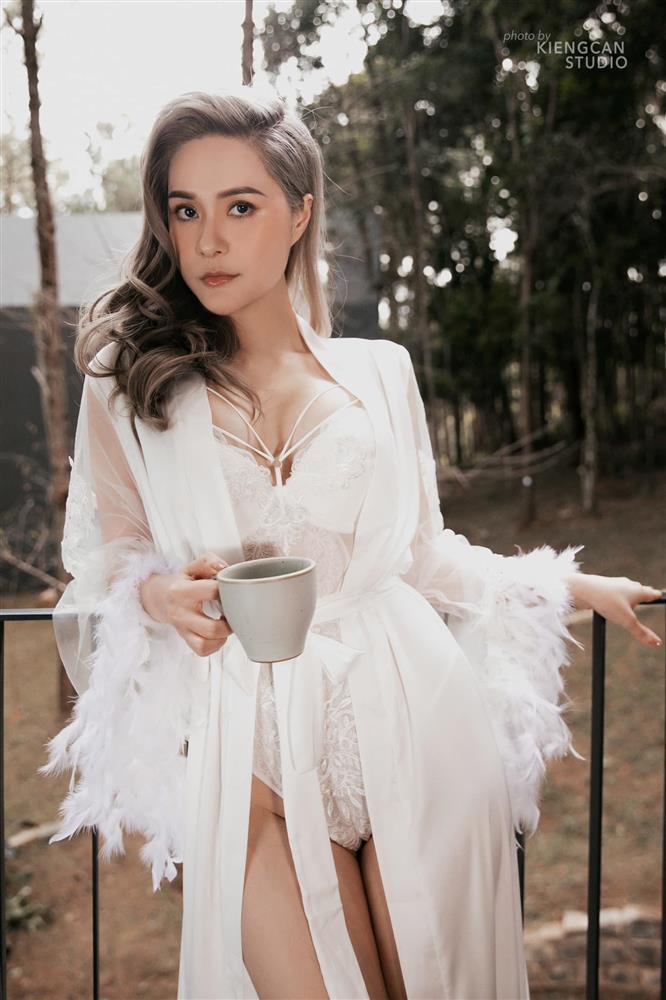 Đoàn Di Băng đầu tư toàn váy khủng trong tiệc 10 năm ngày cưới-3