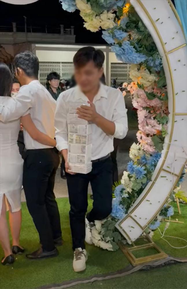 Thanh niên mừng đám cưới bạn 7 cọc tiền, nhìn mệnh giá mà hốt-1