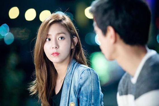 Bạn trai hoãn cưới lần 3, biết lý do, tôi tự mang đồ sang nhà anh ở