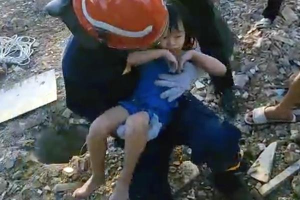 Clip: Cứu bé gái 5 tuổi rơi xuống hố cọc ép bê tông sâu hơn 10 mét-1