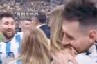 Clip Messi bật khóc ôm một phụ nữ khi nhận cúp, bất ngờ danh tính