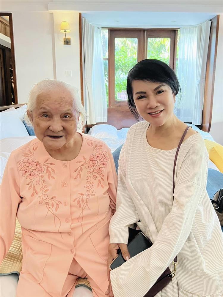 Lý Hải khoe mẹ vợ chỉ kém 10 tuổi trẻ trung, sành điệu bất ngờ-11