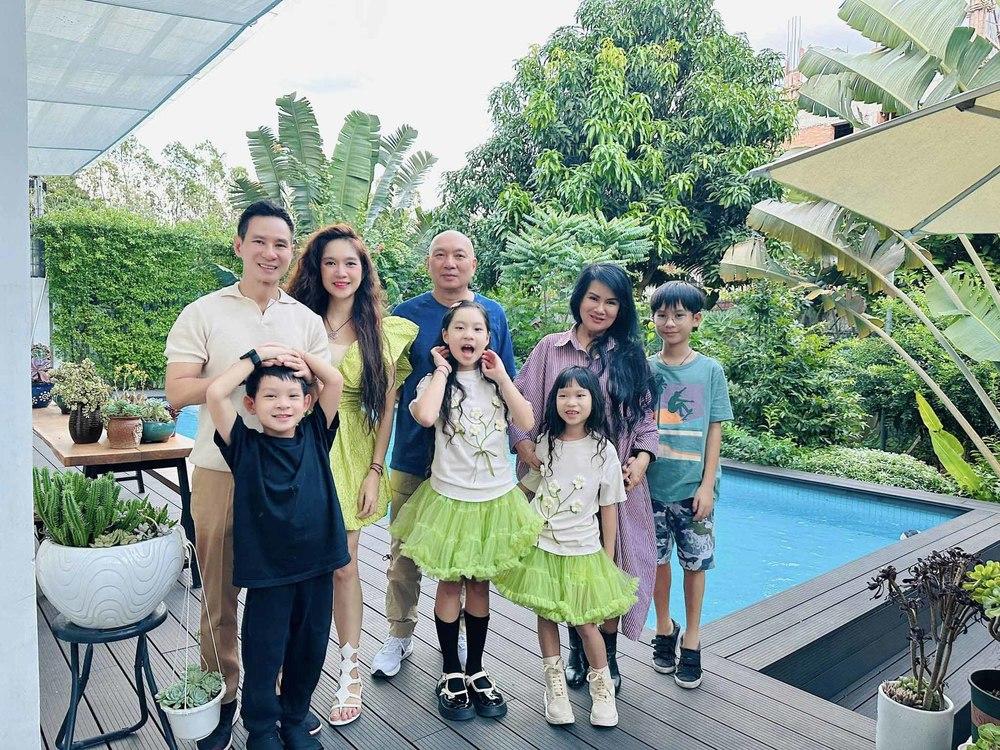 Lý Hải khoe mẹ vợ chỉ kém 10 tuổi trẻ trung, sành điệu bất ngờ-3