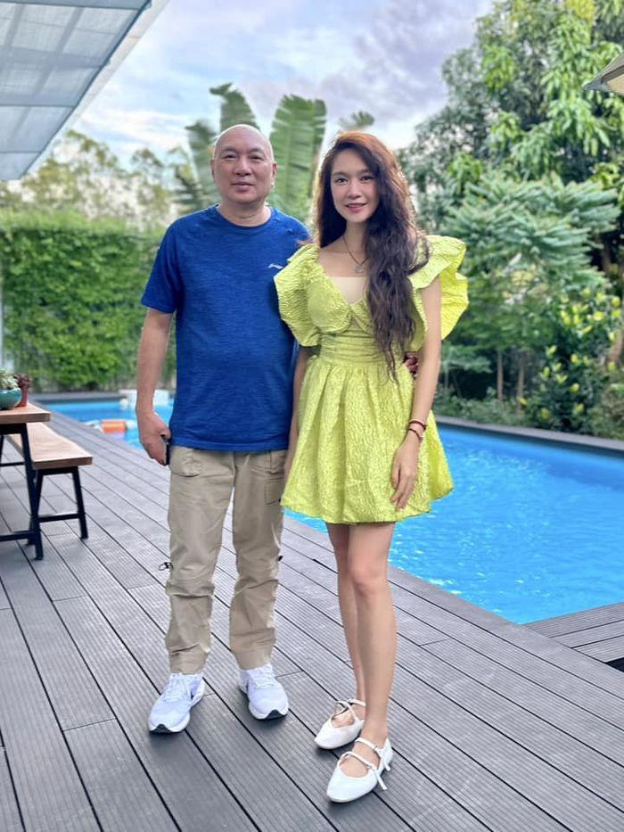 Lý Hải khoe mẹ vợ chỉ kém 10 tuổi trẻ trung, sành điệu bất ngờ-2