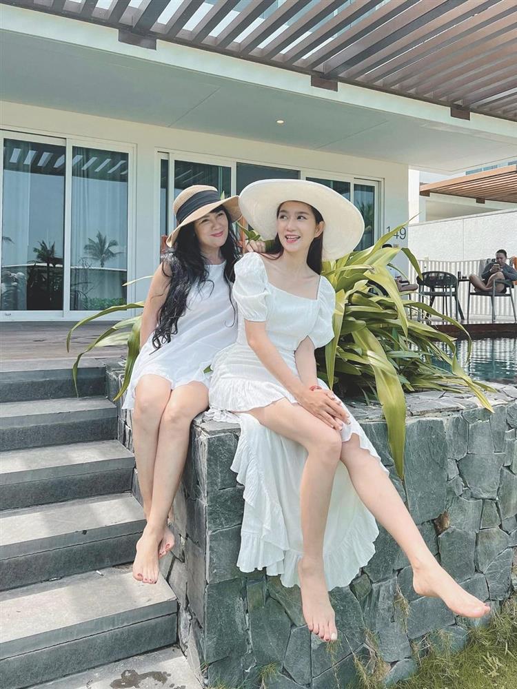 Lý Hải khoe mẹ vợ chỉ kém 10 tuổi trẻ trung, sành điệu bất ngờ-5