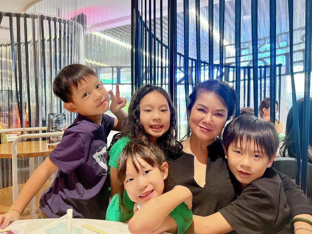 Lý Hải khoe mẹ vợ chỉ kém 10 tuổi trẻ trung, sành điệu bất ngờ-8