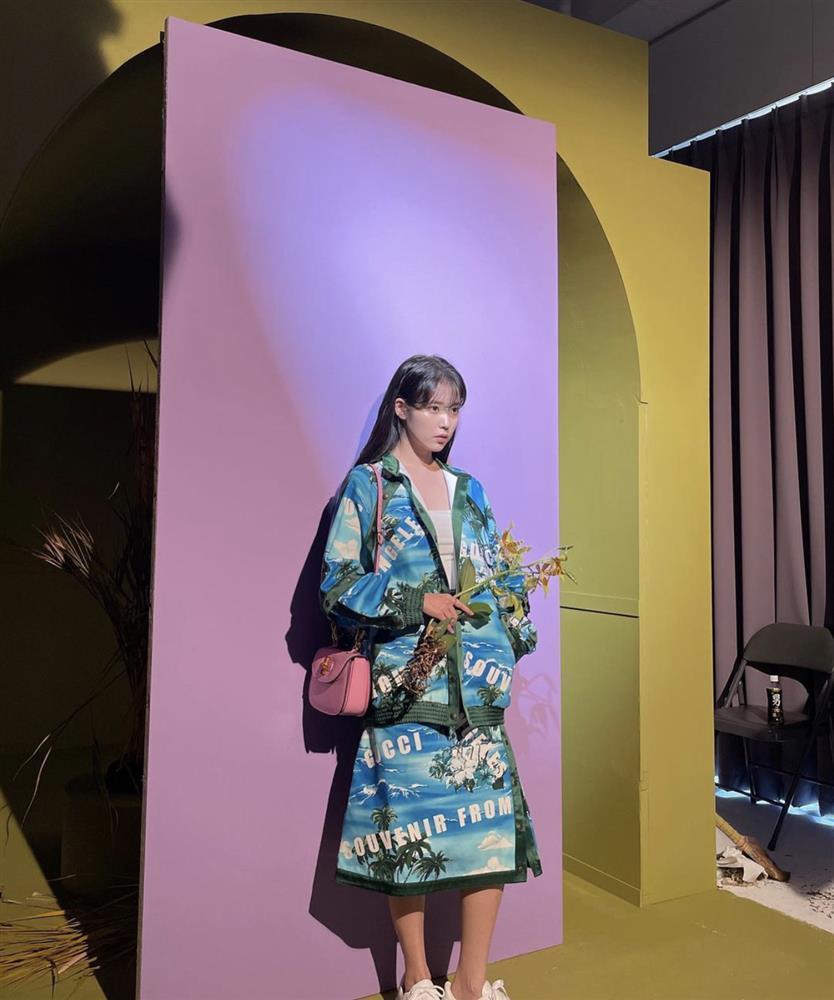 Chuộng style bánh bèo nhưng mỗi khi mix đồ cá tính thì IU chất miễn bàn-3