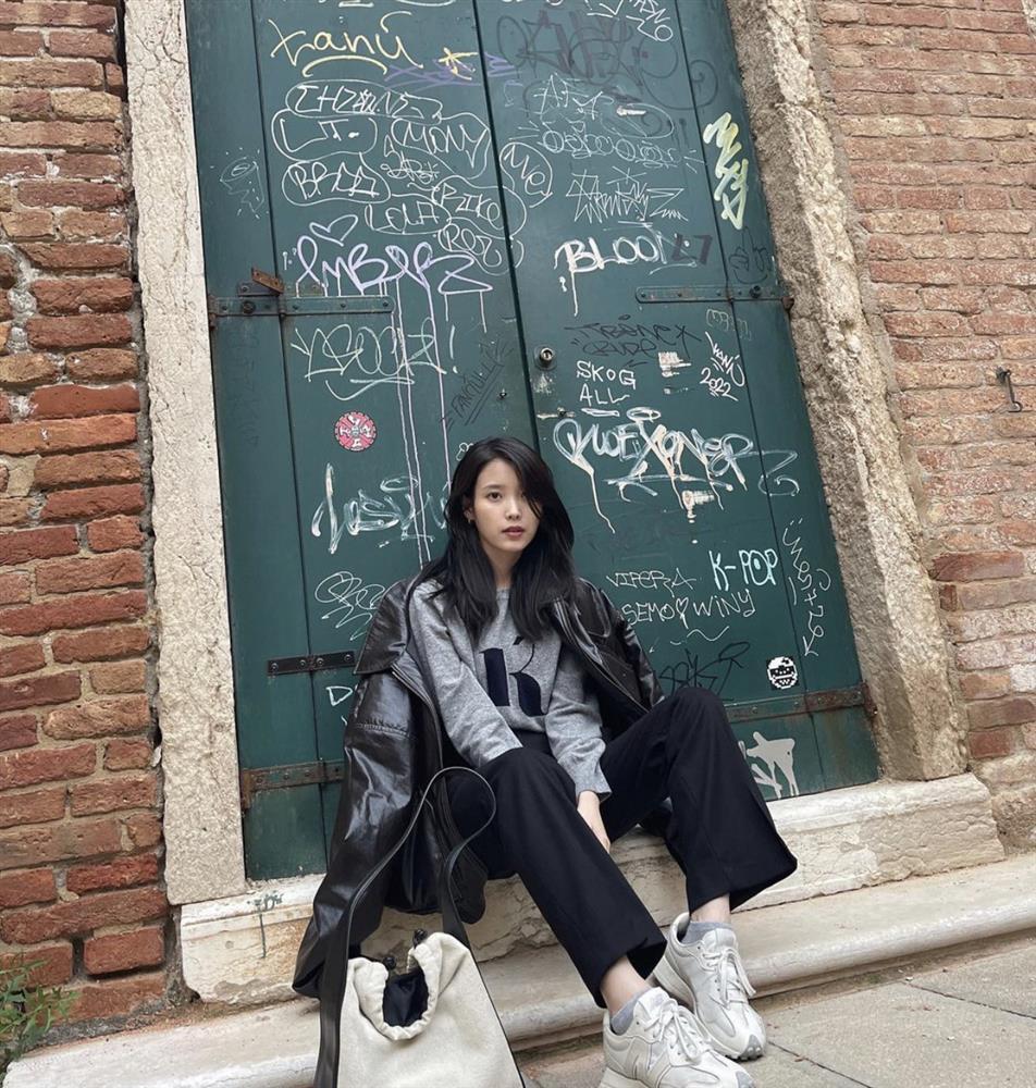 Chuộng style bánh bèo nhưng mỗi khi mix đồ cá tính thì IU chất miễn bàn-4