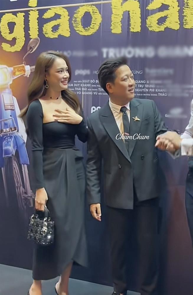 Thói quen che đậy khổ sở của Nhã Phương khi mặc trễ nải-3