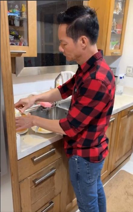 Chồng 60 tuổi chăm Phan Như Thảo như bà hoàng mỗi ngày-2