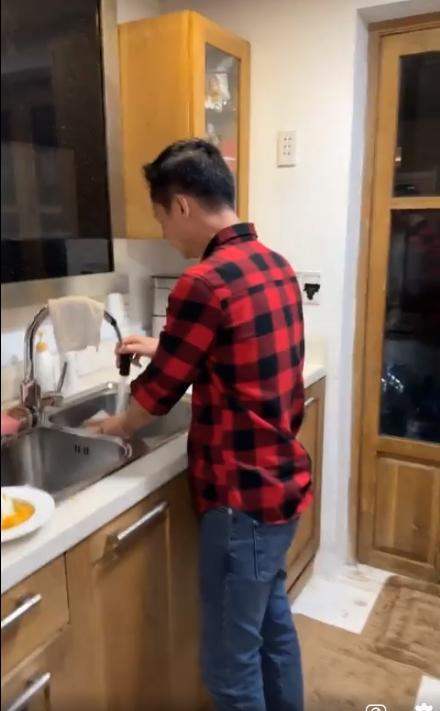 Chồng 60 tuổi chăm Phan Như Thảo như bà hoàng mỗi ngày-3