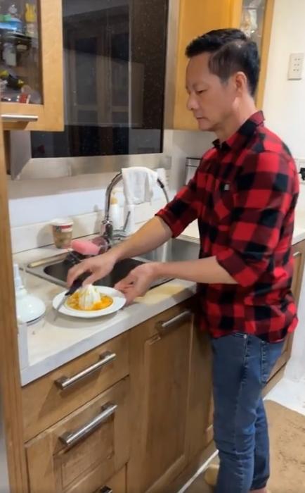 Chồng 60 tuổi chăm Phan Như Thảo như bà hoàng mỗi ngày-4