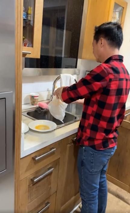 Chồng 60 tuổi chăm Phan Như Thảo như bà hoàng mỗi ngày-5