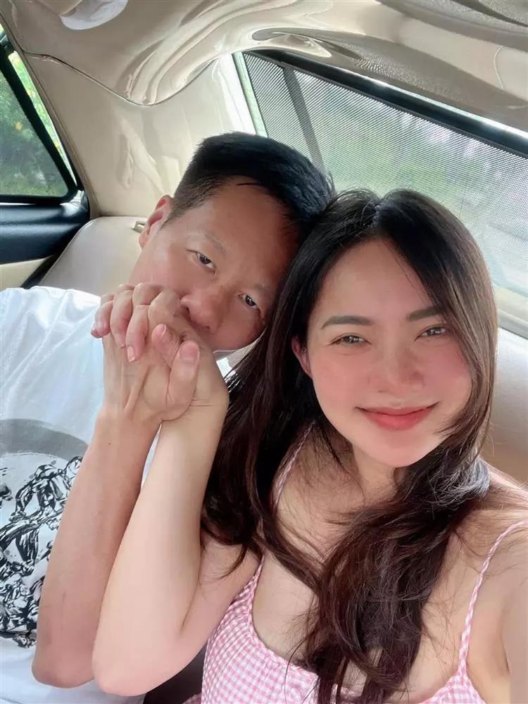 Chồng 60 tuổi chăm Phan Như Thảo như bà hoàng mỗi ngày-17