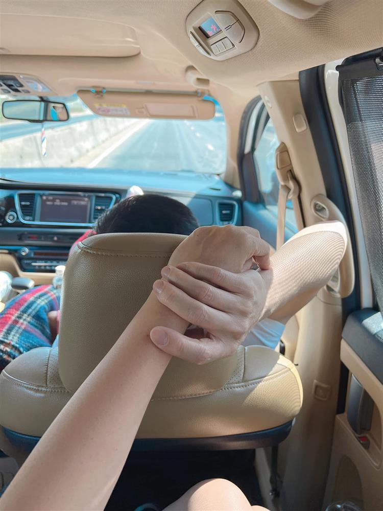 Chồng 60 tuổi chăm Phan Như Thảo như bà hoàng mỗi ngày-16