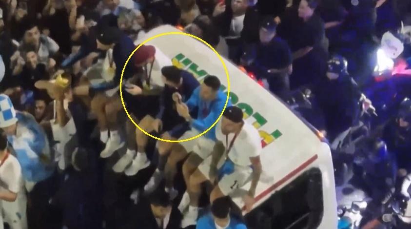 Mải ăn mừng, Messi suýt lao vào dây điện khi ngồi trên xe bus-2