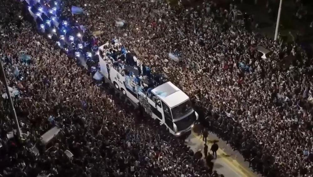 Mải ăn mừng, Messi suýt lao vào dây điện khi ngồi trên xe bus-7